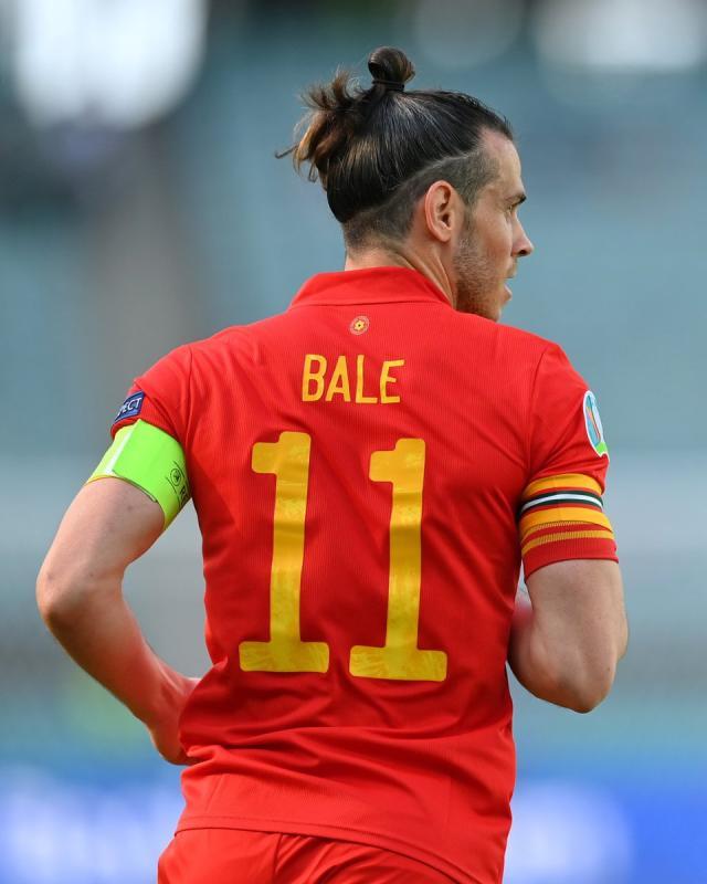 半岛体育APP-永远有人18岁！贝尔看着恩博洛 满眼都是曾经自己